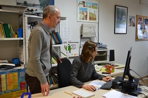 Imagen de archivo: Gerente y técnico trabajando en la sede de la Asociación en Daimiel