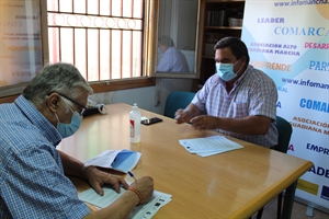 Firma del presidente, Pedro Antonio Palomo, con alcalde de Las Labores, Juan Miguel Alonso