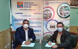 Pedro Antonio Palomo (presidente de Alto Guadiana Mancha) firma el contrato con el alcalde de San Carlos del Valle, José Torres